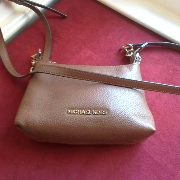 Michael Kors Tan Leather Crossbody 😍 Excellent Condition - Picture 2 of 9